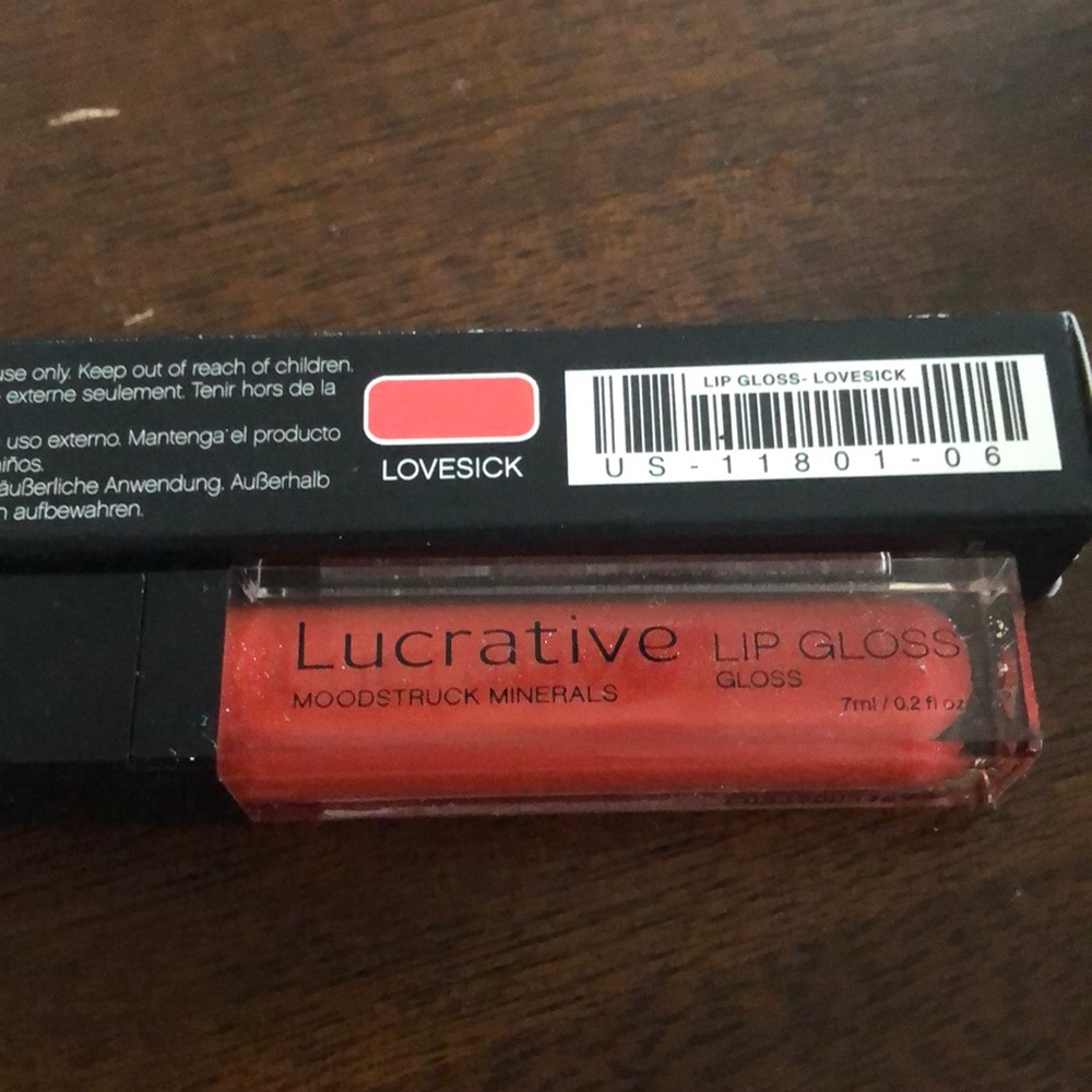 Younique lipgloss